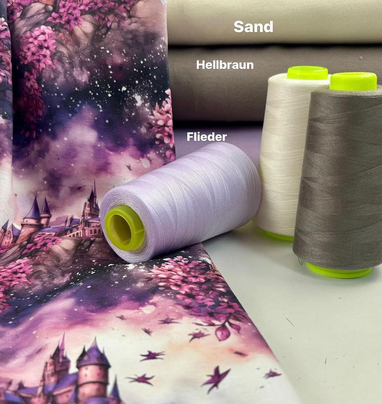 Damenstoff Meterware magischen Schloss mit lila Blüten Kombistoffe
